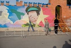 Граффити с кадром из кинофильма «В бой идут одни старики» появилось в Кировском округе