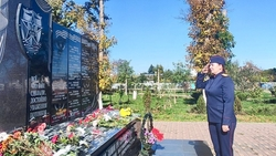 Следователи СКР в Кировском округе почтили память погибших при исполнении долга