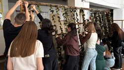 Маскировочные сети сплели добровольцы для участников СВО в Новопавловске