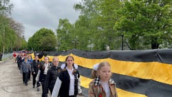 Ставропольские школьники сшили 78-метровую георгиевскую ленту