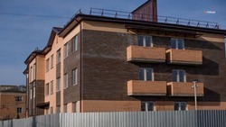 Многоэтажку для переселенцев из аварийного жилья в Кировском округе достроят в апреле 2023 года