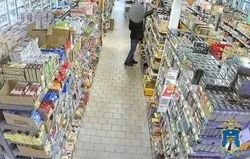Ранее судимому жителю станицы Марьинской вменяют кражу банок кофе из магазинов