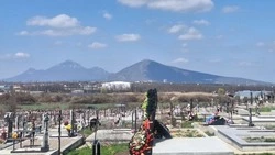Ставропольский священник назвал языческой традицию оставлять еду на могилах