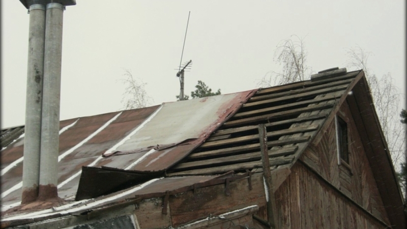 Сильный порывистый ветер оставил без света часть жителей Ставрополья