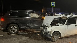 Два человека пострадали в аварии при столкновении легковушек в Кировском округе