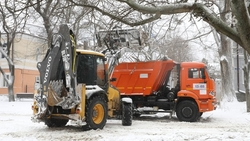 Усыпанный снегом Новопавловск чистит коммунальная техника