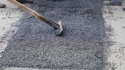 Асфальт укладывают в посёлке Золка в Кировском округе