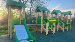 Новые детские площадки построили в посёлке Комсомолец и станице Зольской