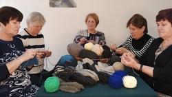 Жительницы Кировского округа связали 30 пар носков для участников СВО