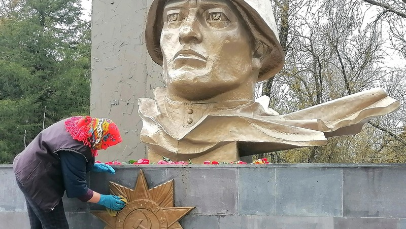 Волонтёры привели в порядок воинский мемориал в Кировском округе