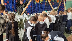 Младшие школьники Кировского округа плетут камуфляжные сети для бойцов СВО