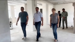 Глава Кировского округа оценил ход капремонта гимназии №1 в Новопавловске