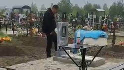 Мужчина публично извинился за хамское поведение на кладбище в Новопавловске