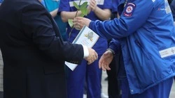 Фельдшер скорой с 20-летним стажем стал героем Дня отца в Кировском округе