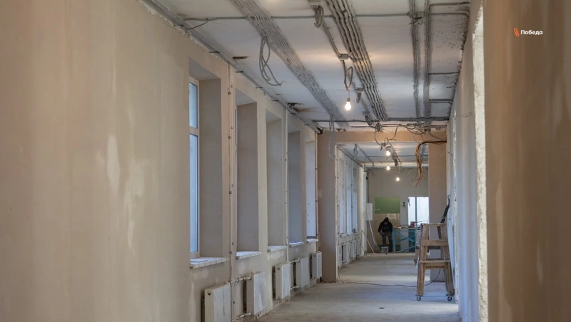 Ремонт поселковой школы Кировского округа идёт по графику