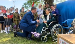 Парад у дома ветерана провели в Кировском округе