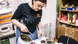 Более сотни окопных свечей изготовили для участников СВО жители Кировского округа 
