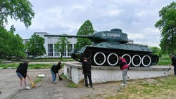 Территорию около мемориала «Танк Т-34» привели в порядок в Кировском округе