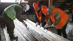Кровлю пострадавшей от урагана многоэтажки восстанавливают в Новопавловске 