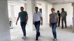 Глава Кировского округа оценил ход капремонта гимназии №1 в Новопавловске