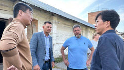 Китайские предприниматели посетили зерновую базу в Новопавловске